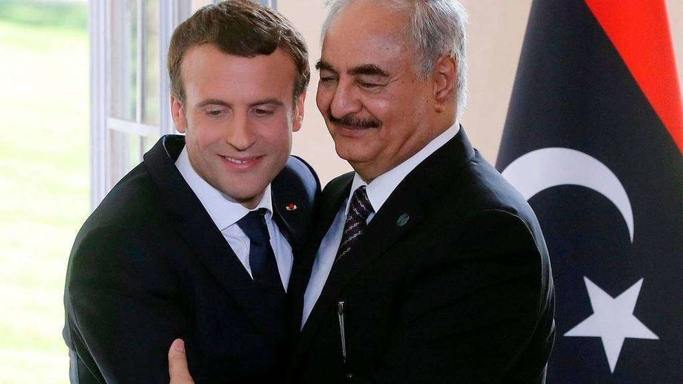A la derecha de la imagen el mariscal libio Khalifa Haftar junto al presidente francés.