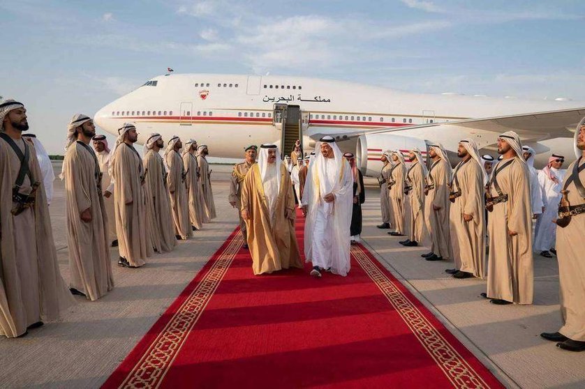 El príncipe heredero de Abu Dhabi recibe al rey de Bahréin.