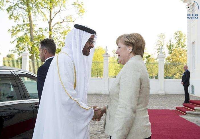 Ángela Merkel saluda al príncipe heredero de Abu Dhabi a su llegada a Berlín.
