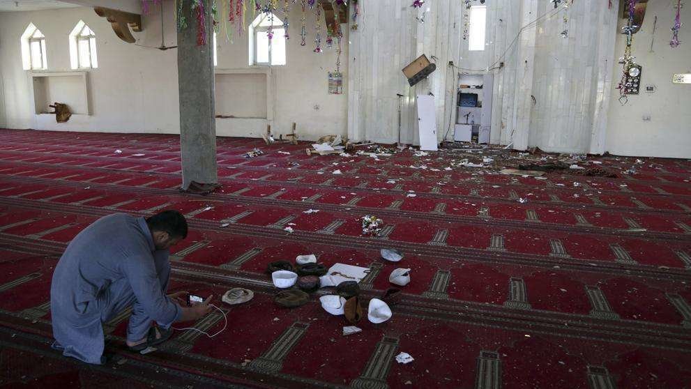 En la imagen de AP, la mezquita donde ocurrió el ataque en Kabul.