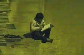 La imagen del niño estudiando en la calle conmovió al empresario de Bahréin.