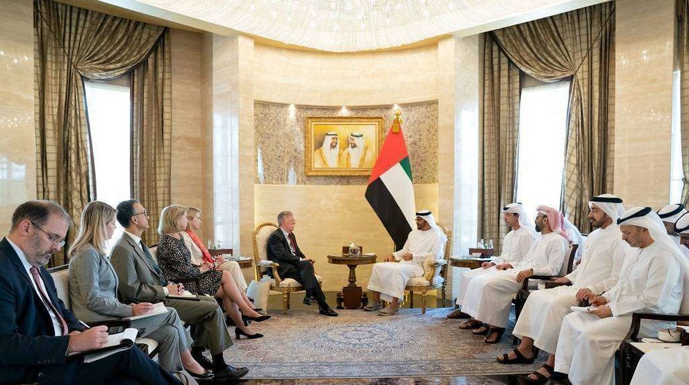 Encuentro del príncipe heredero de Abu Dhabi y del asesor de Seguridad Nacional de EEUU junto a sus equipos en Emiratos Árabes. (WAM)