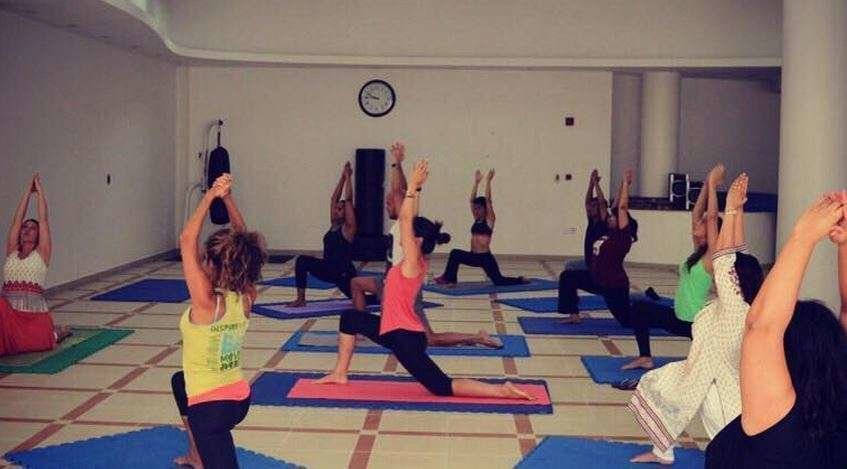 Un grupo realiza sesiones de yoga.