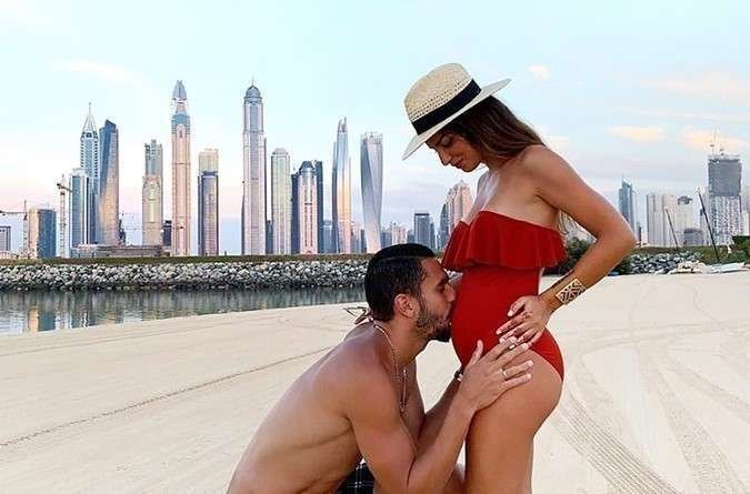 El jugador del Atlético y su mujer con Dubai Marina al fondo.