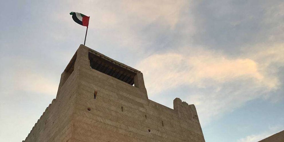 La bandera de Emiratos Árabes ondea sobre el Fuerte de Ras Al Khaimah. (EL CORREO)