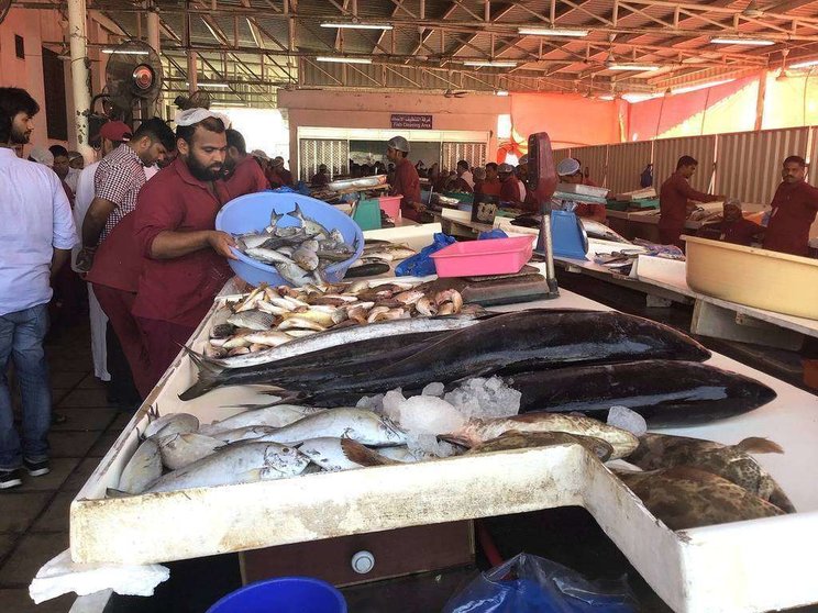 El mercado tradicional de pescado de Ras Al Khaimah este lunes a las 8 de la mañana. (EL CORREO)