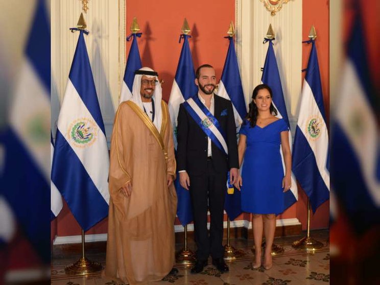 El embajador de Emiratos Árabes en México, Ahmed Hatem Al Menhali junto al presidente de El Salvador y su esposa.