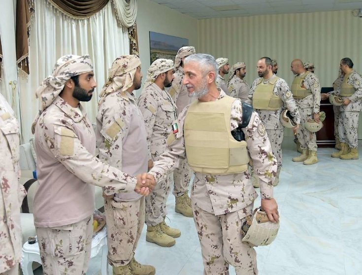 Comandantes emiratíes saludan a los soldados en Yemen.