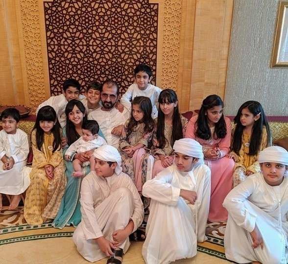 El gobernante de Dubai rodeado de jóvenes miembros de su familia.
