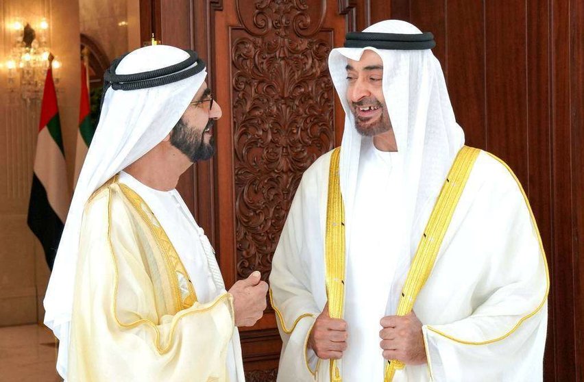Los jeques Mohammed bin Rashid Al Maktoum -izquierda- y Mohamed bin Zayed Al Nahyan durante los actos con motivo del Eid al Fitr. (WAM)