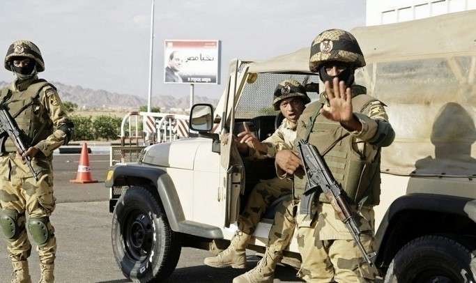 Soldados en el lugar del atentado en el Sinaí.