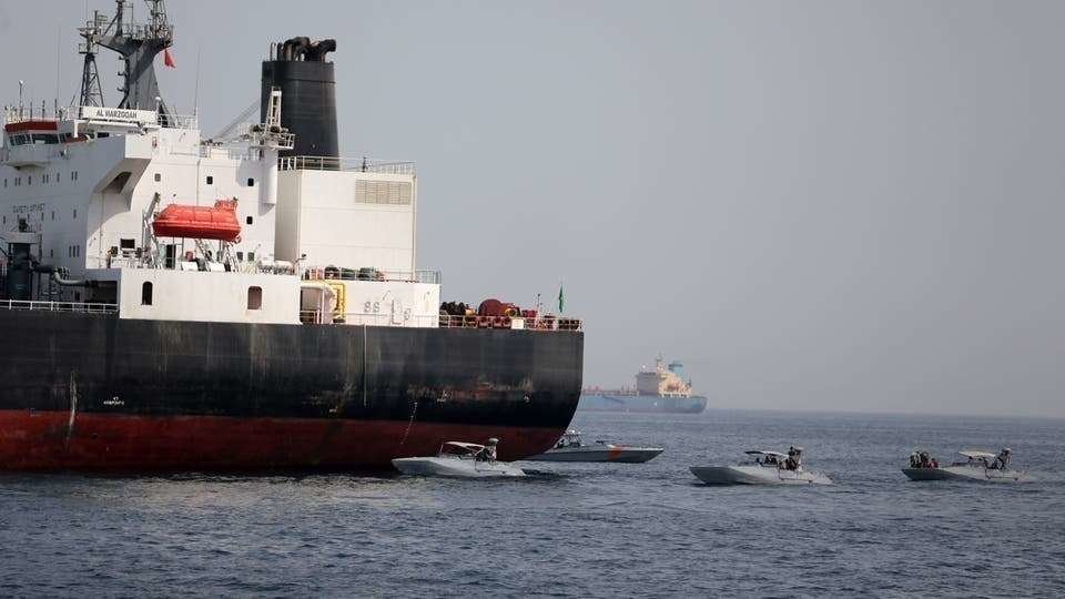 En la imagen de Reuters, uno de los buques dañados en la costa de Fujairah.
