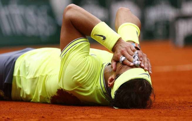 Rafa Nadal llora en París tras ganar Roland Garros 2019.