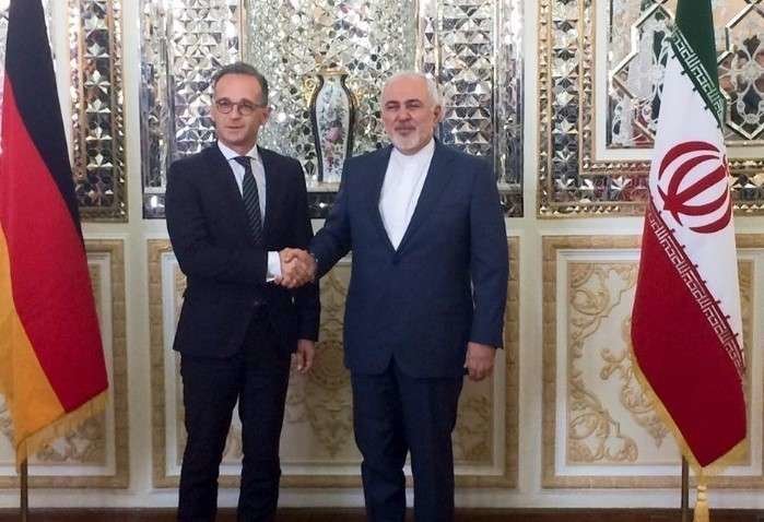 Mohammad Javad Zarif, ministro de Relaciones Exteriores de Irán, da la mano a su homólogo alemán, Heiko Maas, después de su reunión en Teherán, Irán, el 10 de junio de 2019. REUTERS 