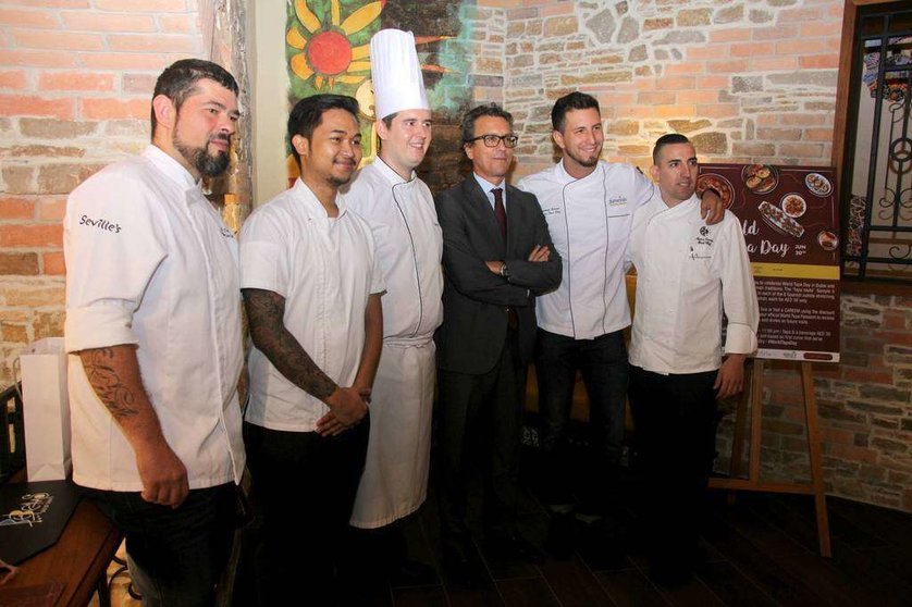 El embajador de España junto a los chefs de los restaurantes españoles en la presentación de la Ruta de la Tapa en Dubai. (EL CORREO)