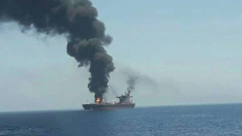 Petrolero noruego en llamas en el Mar Arábigo.