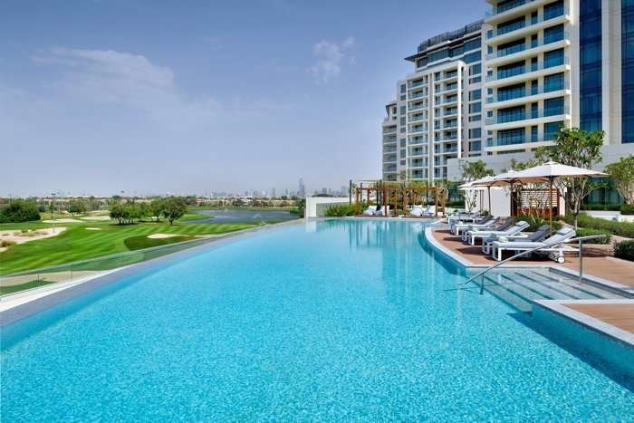 Una imagen de la piscina del hotel Vida Emirates Hills en Dubai.