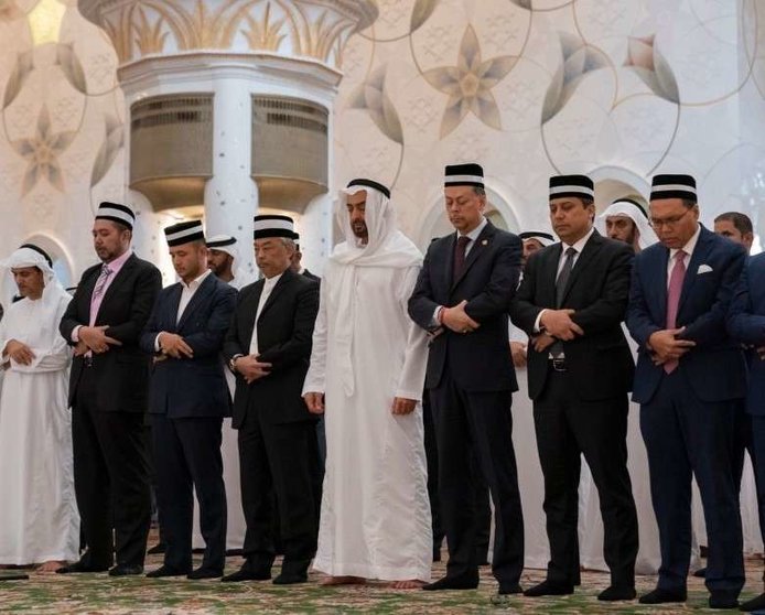 A la izquierda del príncipe heredero de Abu Dhabi se encuentra el rey de Malasia.