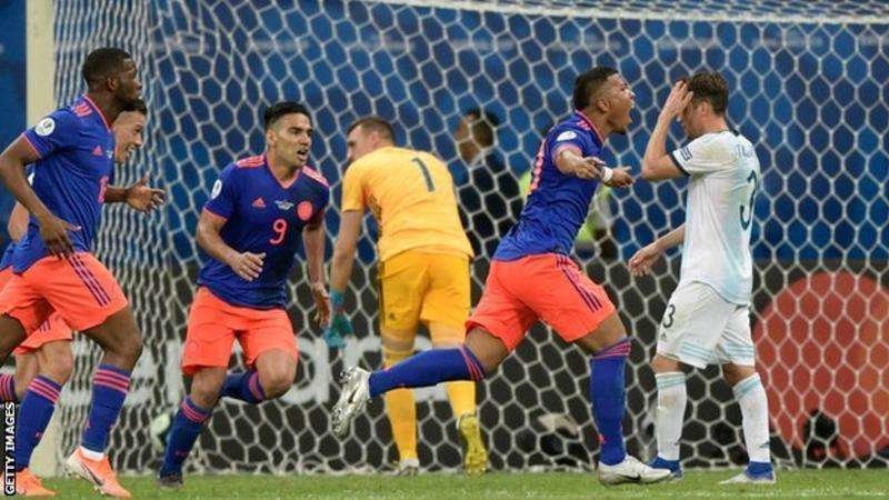 La selección de Colombia celebra uno de los goles ante Argentina en la Copa América 2019.