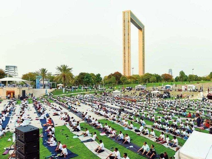 Ahmed Ramzan para  Gulf News un momento del evento de yoga en Dubai.