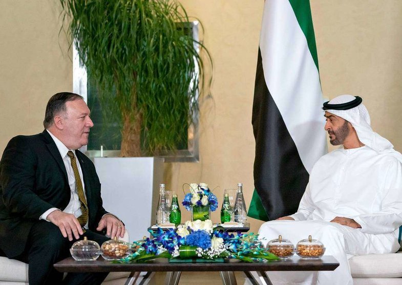 Pompeo junto al príncipe heredero de Abu Dhabi. (WAM)