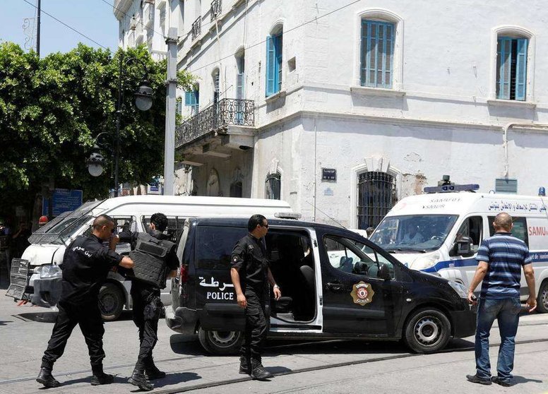 En la imagen de Reuters, agentes en uno de los lugares de Túnez atacados.