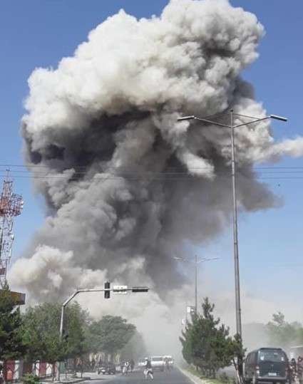 Una imagen de la columna de humo en Kabul.