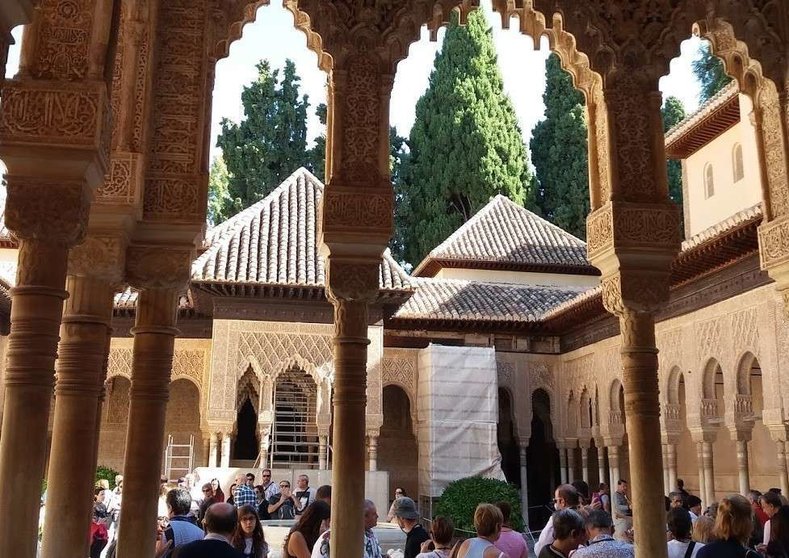 Turistas visitan la Alhambra de Granada. (EL CORREO)