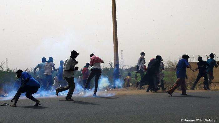 En la imagen de Reuters, protestas en Sudán.