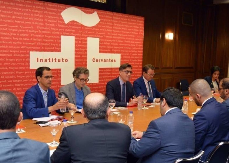 La delegación de Emiratos Árabes durante su reunión con funcionarios del Instituto Cervantes en Madrid.