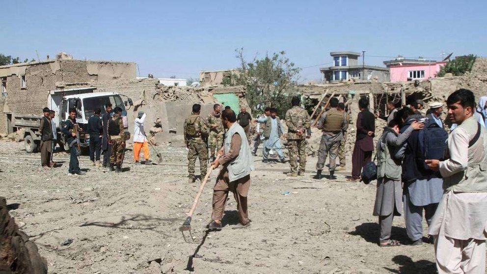 En la foto de AP, lugar del atentado en Ghazni.