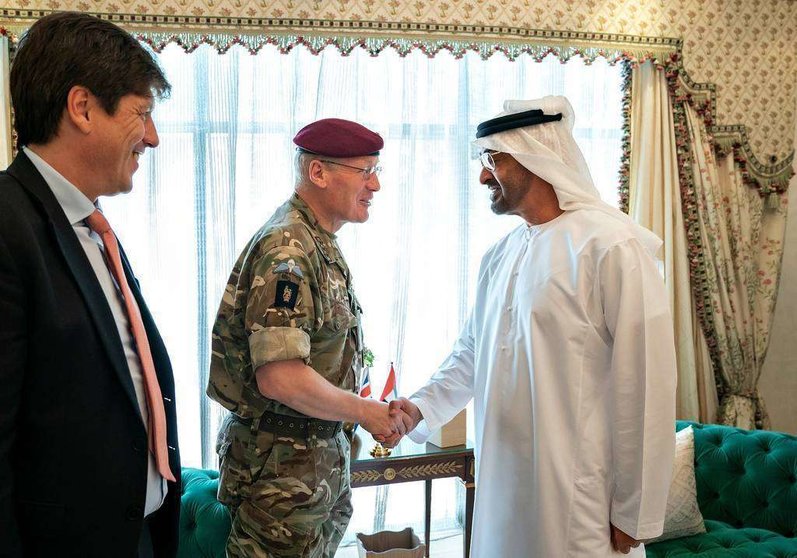 El príncipe heredero de Abu Dhabi saluda al teniente general Sir John Lorimer, asesor principal de Defensa del Reino Unido para Oriente Medio. (WAM)