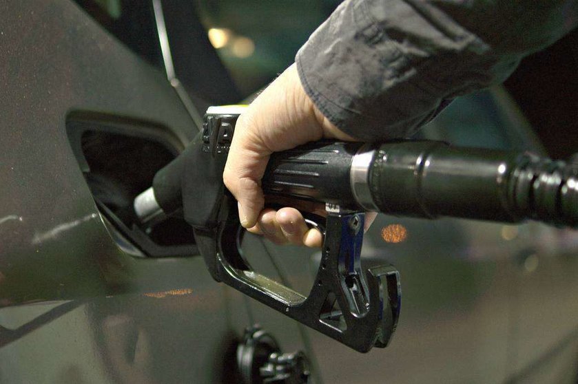 Un automovilista abastece de combustible a su vehículo. (pxhere.com)