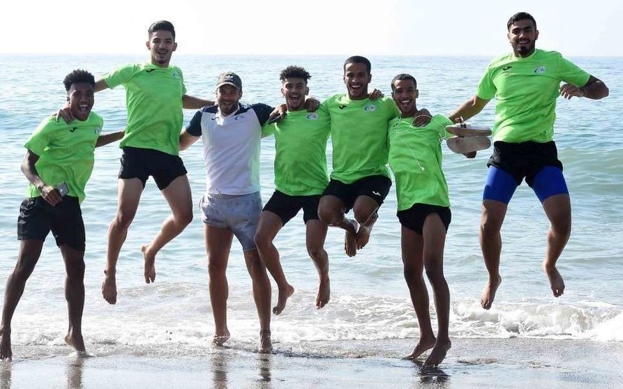Jugadores del Baniyas en una playa de Marbella.