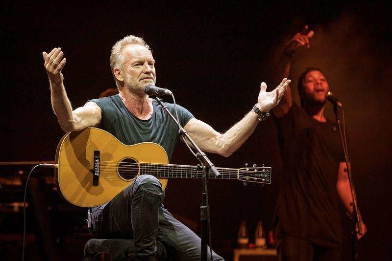 El cantante y compositor británico Gordon Sumner "Sting" durante su actuación este viernes en el Festival Cap Roig que se celebra en el Jardín Botánico, en Calella de Palafrugell (Girona). (EFE / David Borrat)