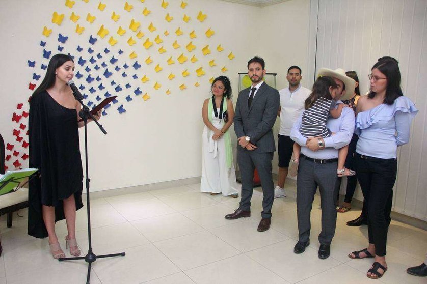 Angie Tafur, jefe de la Misión de Colombia en Emiratos Árabes, se dirige a un grupo de compatriotas en la Embajada de su país en Abu Dhabi. (EL CORREO)
