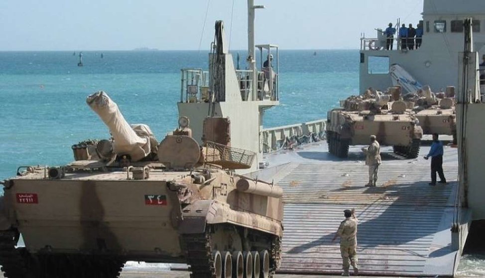 Vehículos militares de EAU en Adén.