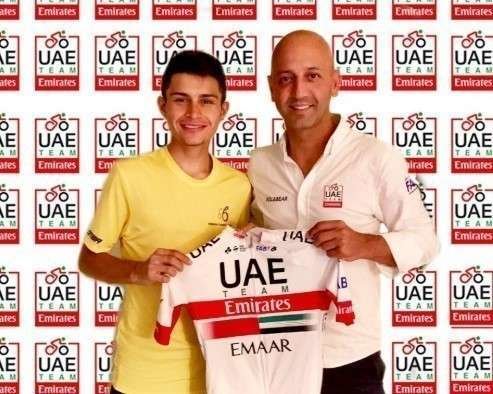 Camilo Ardila junto a Joxean Fernández "Matxín" director deportivo del UAE Team Emirates.