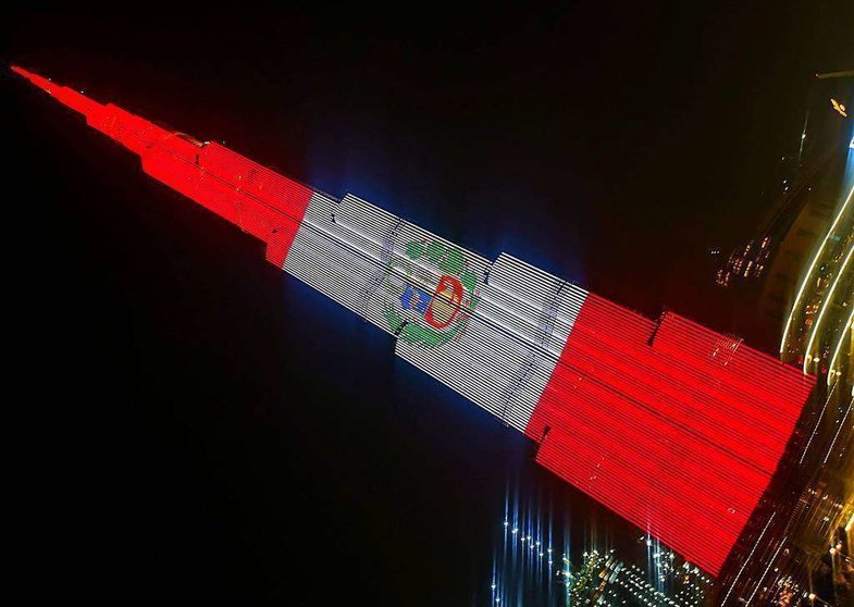 El Burj Khalifa, iluminado en su totalidad con la bandera de Perú. (Anna Perdomo / EL CORREO)