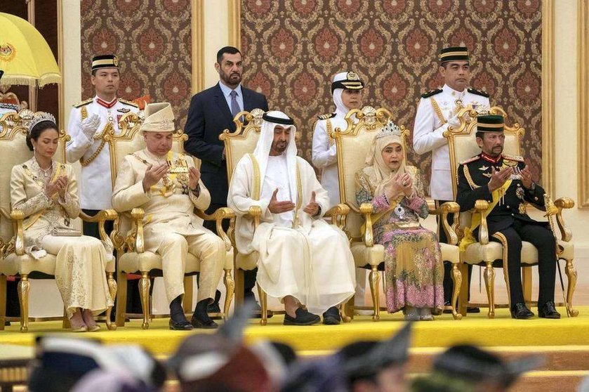 El jeque Mohamed reza por la coronación del nuevo rey de Malasia, el sultán Abdullah.