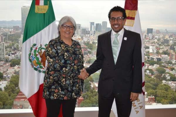 El embajador de EAU en México junto a la ministra de Economía mexicana.
