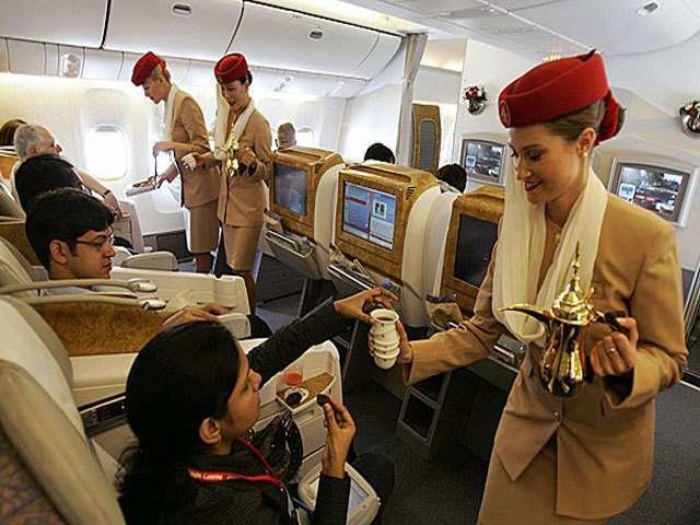 Personal de cabina durante un vuelo de Emirates Airlines.