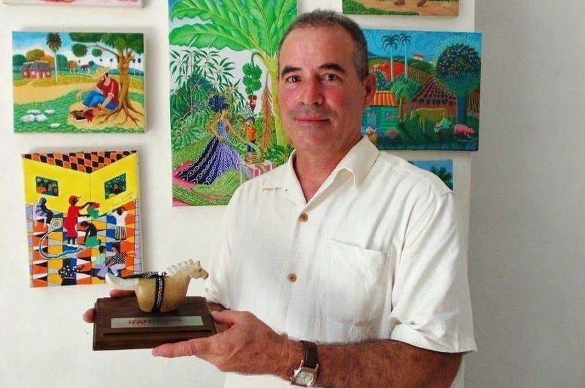 El pintor Luis Joaquín Rodríguez 'El Estudiante' muestra el premio internacional logrado en la Feria Mundial del Mercado del Arte Popular celebrada en la ciudad estadounidense de Santa Fe. (Sergio Martínez / EL CORREO)