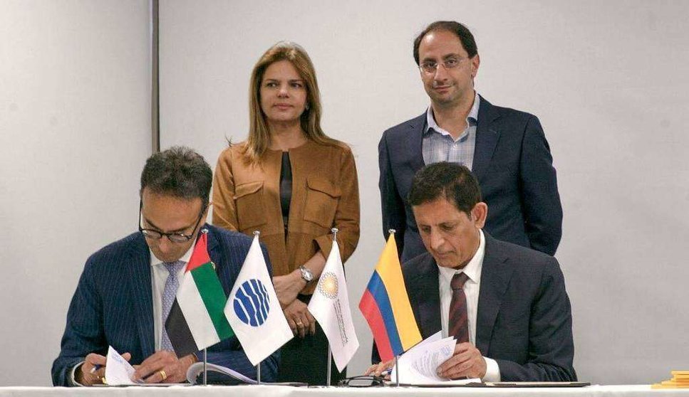 José Manuel Restrepo, ministro de Comercio, Industria y Turismo de Colombia -izquierda-, firma el contrato junto al embajador emiratí en Bogotá, Salem Alowais. (@FlaviaSantoroT)