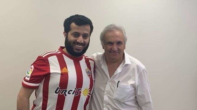 Al-Sheikh posa con la camiseta del equipo tras ser el nuevo presidente de la UD Almería.