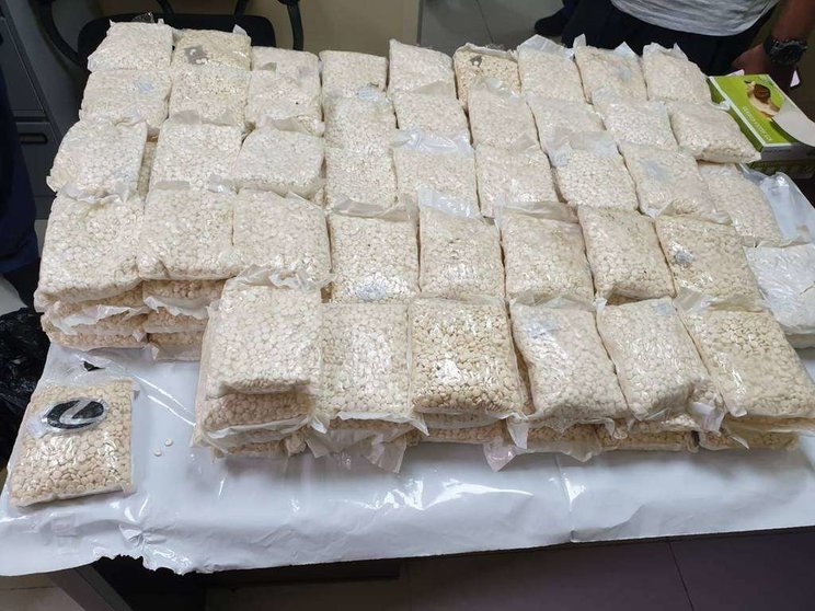 Aduanas de Dubai distribuyó la imagen de la droga confiscada.
