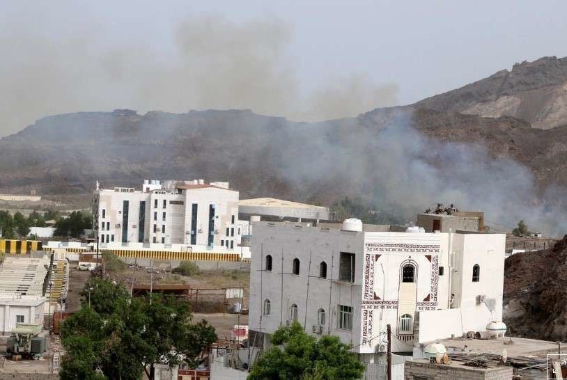 En la imagen de Reuters, el humo se aprecia tras los enfrentamientos en Adén.
