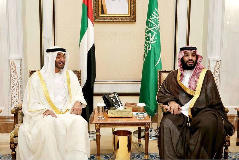 Los príncipes herederos de Abu Dhabi -izquierda- y Arabia Saudita durante su encuentro hoy en La Meca. (WAM)