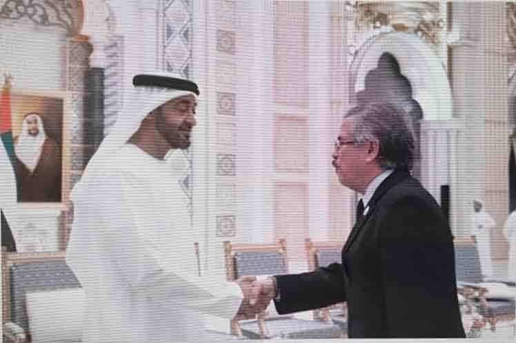 El embajador cubano saluda al príncipe heredero de Abu Dhabi.