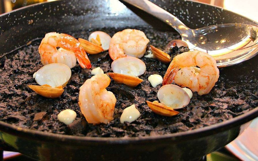 Espectacular arroz negro servido en el restaurante español Bebemos. (EL CORREO)